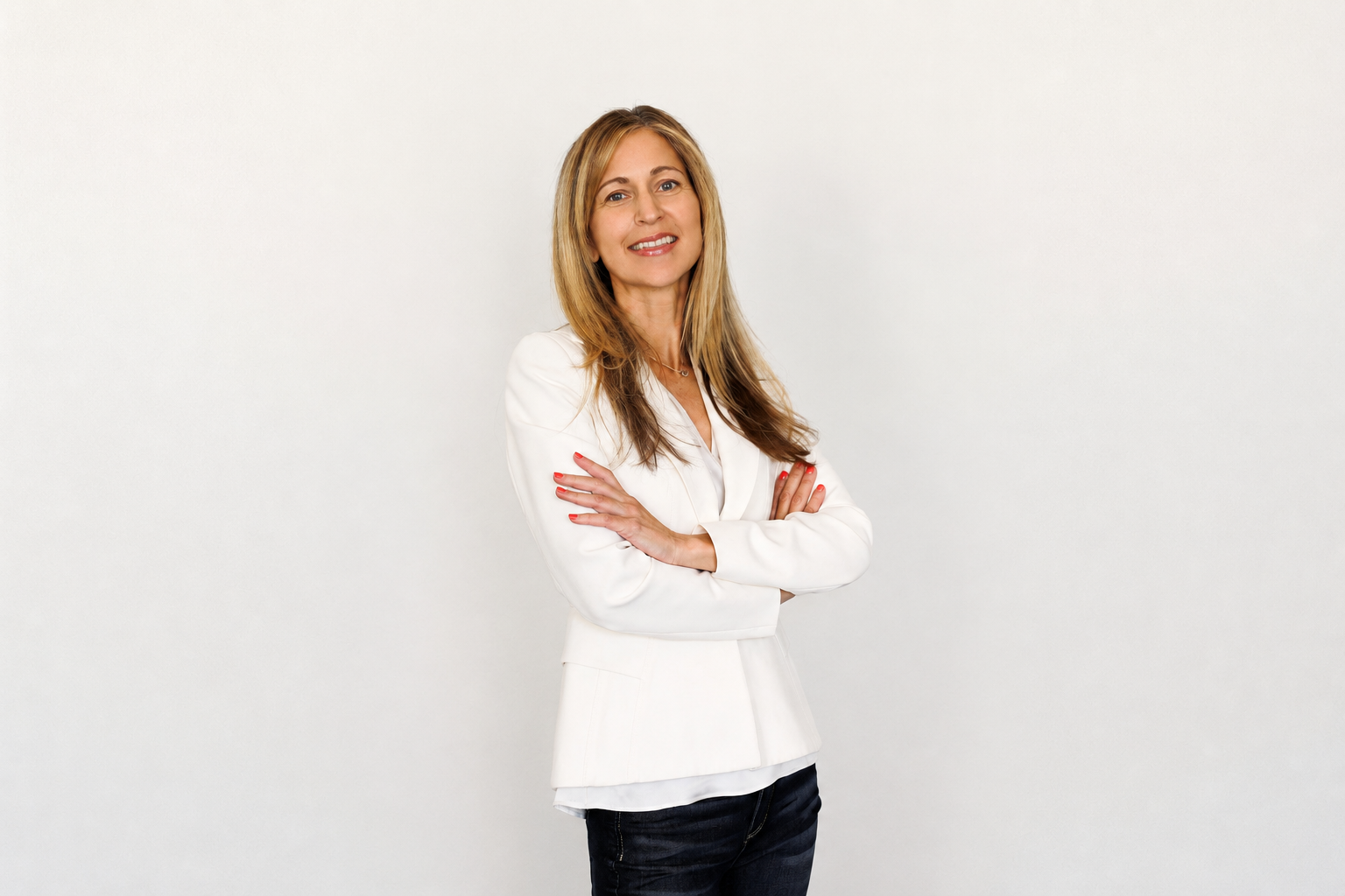 Saundi, Functional Nutritionist, smiling portrait in Orange County